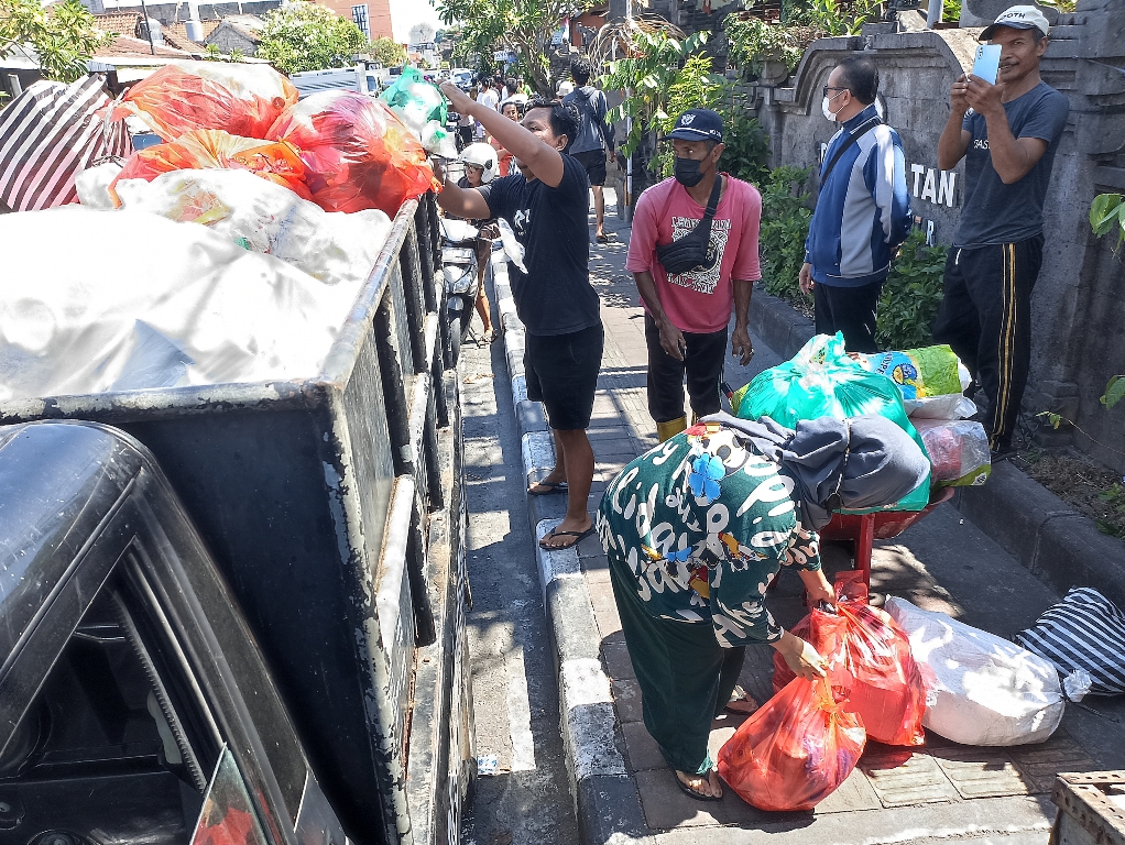 ANTRE: Pasca penerapan gerakan serentak pemilahan sampah di Kota Denpasar, tampak  warga antre buang sampah di Desa Pemecutan Kaja kemarin.