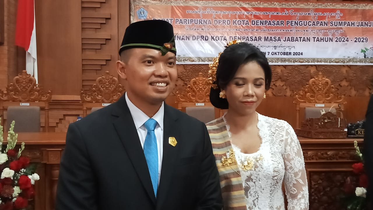 TERMUDA: Ida Bagus Yoga Adi Putra dikukuhkan sebagai Wakil Ketua DPRD Kota Denpasar, kemarin (7/10)