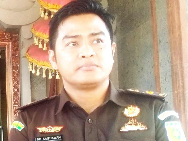 JELASKAN PENANGANAN KASUS : Kepala Seksi Pidana Khusus atau Kasipidsus Kejari Tabanan, I Made Santiawan. (juliadi/radar bali)
