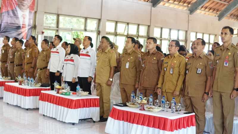 CEGAH PERDAGANGAN MANUSIA: Sosialisasi PMI menyasar perbekel dan lurah se-Buleleng agar mengarahkan calon PMI di wilayahnya masing-masing. (foto: Pemkab Buleleng untuk Radar Bali)