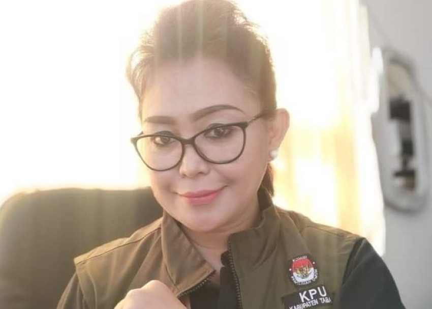 RANCANG DEBAT PASLON: Komisioner KPUD Tabanan Divisi Sosialisasi, Pendidikan Pemilih, Partisipasi Masyarakat dan Sumber Daya Manusia (SDM) Ni Putu Suaryani. (juliadi/radar bali)