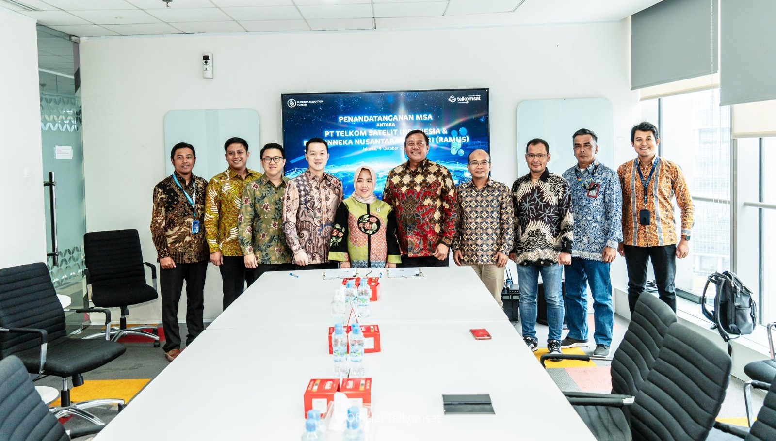 PERCEPATAN: Direktur PT Bhinneka Nusantara Mandiri Nuraeni E. Sudirman dan Direktur Utama Telkomsat Lukman Hakim Abd Rauf pada penandatanganan MSA antara Telkomsat dan PT Bhinneka Nusantara Mandiri