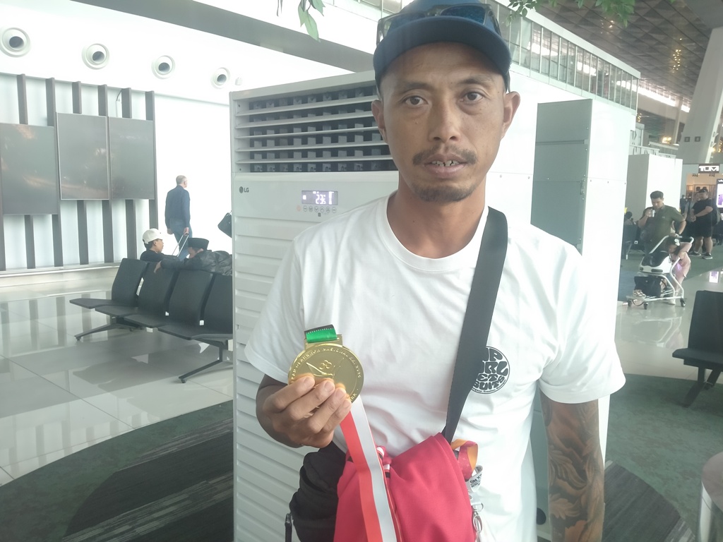 ATLET LAYAR: I Wayan Wiranatha Meranggi atlet asal Denpasar  peraih medali emas di kategori formula kite putra di PON Aceh-Sumut.