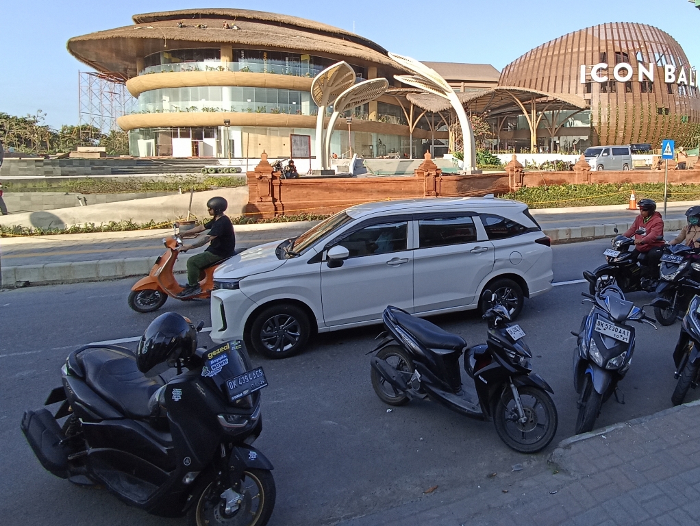 SHUTTLE BUS LISTRIK: Jalur shuttle bus listrik di jalan Danau Tamblingan Sanur yang bertujuan untuk mengatasi kemacetan.