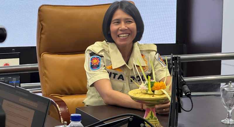 PRESTASI MEMBANGGAKAN : Ni Ketut Cita, staf Satpol PP Buleleng yang ternyata seorang atlet di cabang olahraga atletik. Ia meraih emas di PON 2024.[ Foto: Pemkab Buleleng untuk Radar Bali]