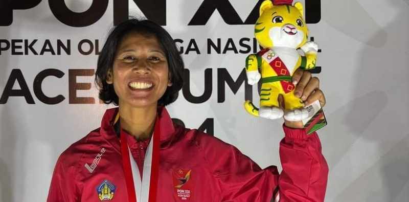 KEREN! Ni Ketut Cita dengan raihan medalinya..[ Foto: Pemkab Buleleng untuk Radar Bali]