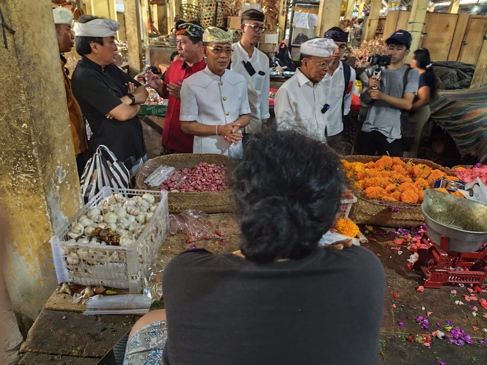 DEKATI PEDAGANG: Kandidat Gubernur Bali nomor urut 2, Wayan Koster saat di Pasar Nusa Penida, 9 Oktober 2024