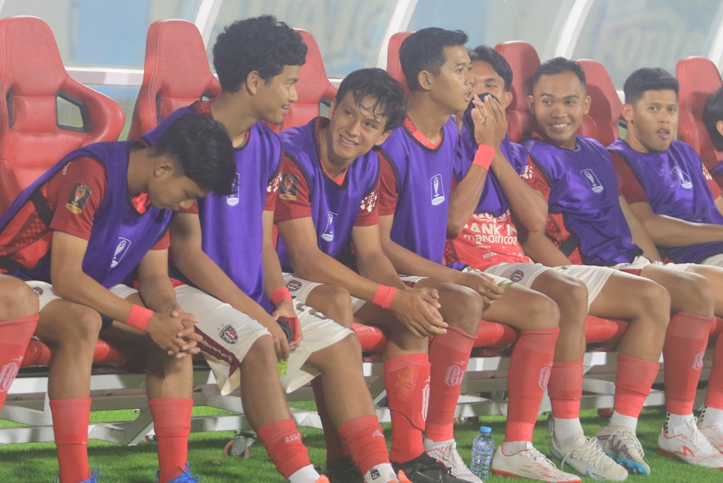 MEMBANGGAKAN: Maouri Ananda Yves Ramli Simon (tiga dari kiri)  beberapa waktu lalu saat di bangku cadangan piala presiden.