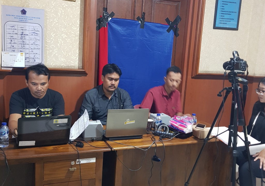 PEREKAMAN: Disdukcapil Kota Denpasar saat melakukan perekaman KTP-el serentak.