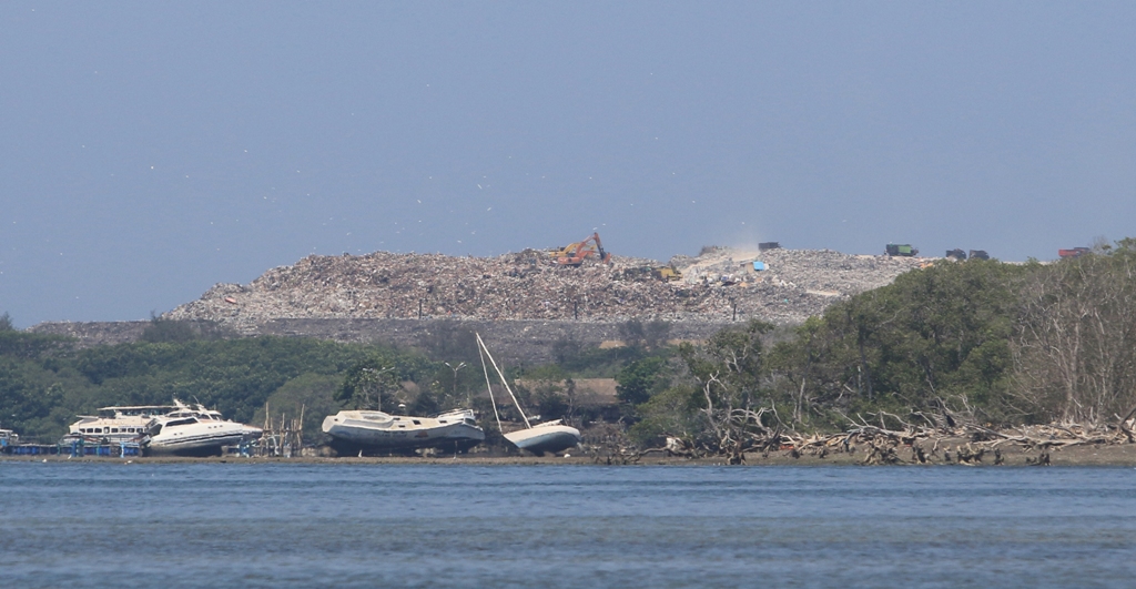 MENGGUNUNG: Kondisi sampah yang makin menggunung di TPA Suwung.