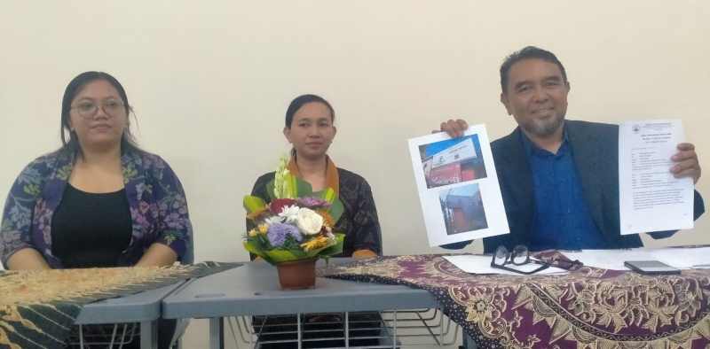 MELAPOR : (Kanan) Nyoman Gede Antaguna selaku kuasa hukum dari Yayasan Santa Teresa Education (STE) bersama para guru di SD Bali Primary School (BPS) dan Paud Growing Tree Preschool (GTP).(juliadi/rad