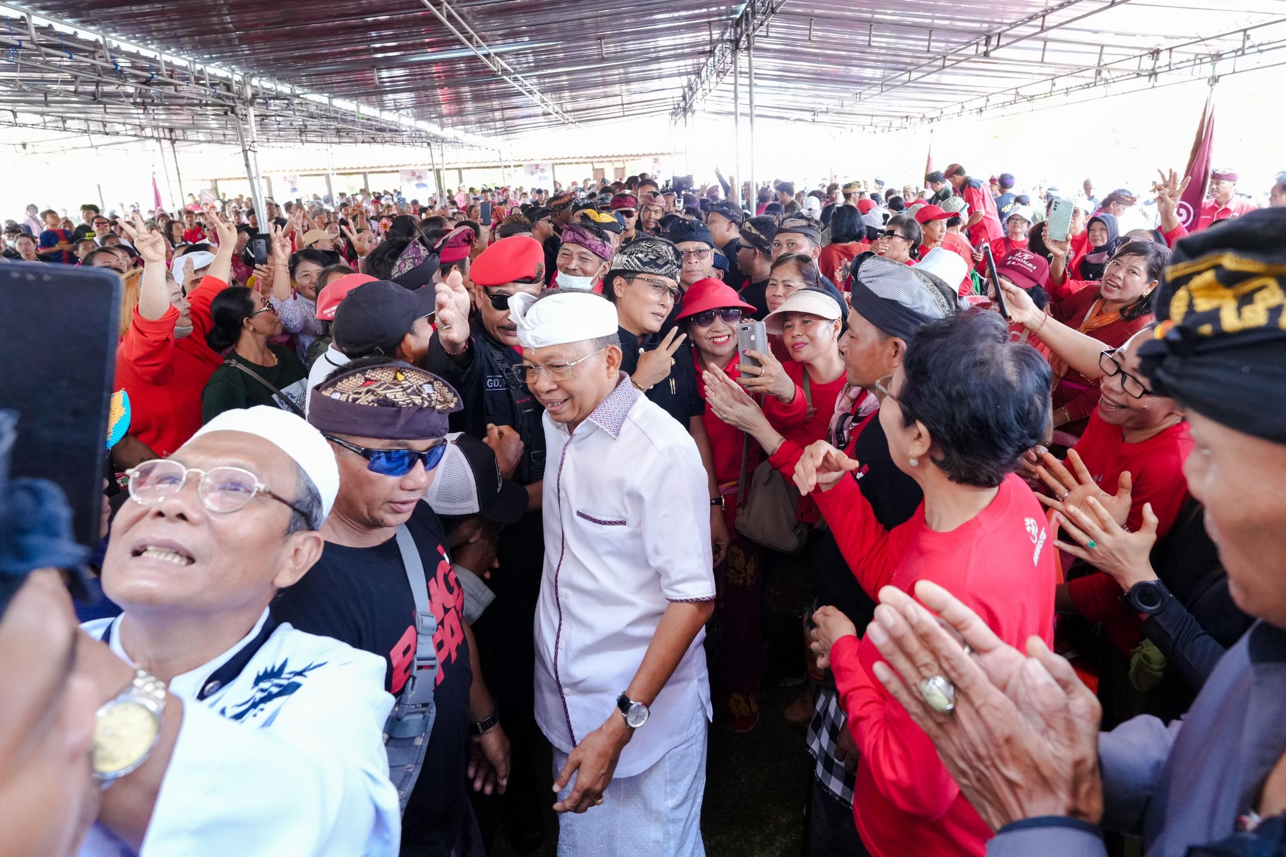 MENYEMUT: Calon Gubernur Bali yang diusung koalisi PDIP Wayan Koster saat kampanye di Jembrana