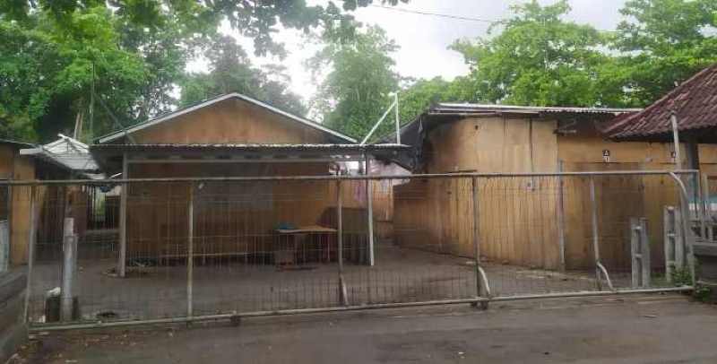 BELUM DIBONGKAR : Bekas pasar relokasi yang ada di areal parkir belakang kantor Pemkab Jembrana.(m.basir/radar bali)