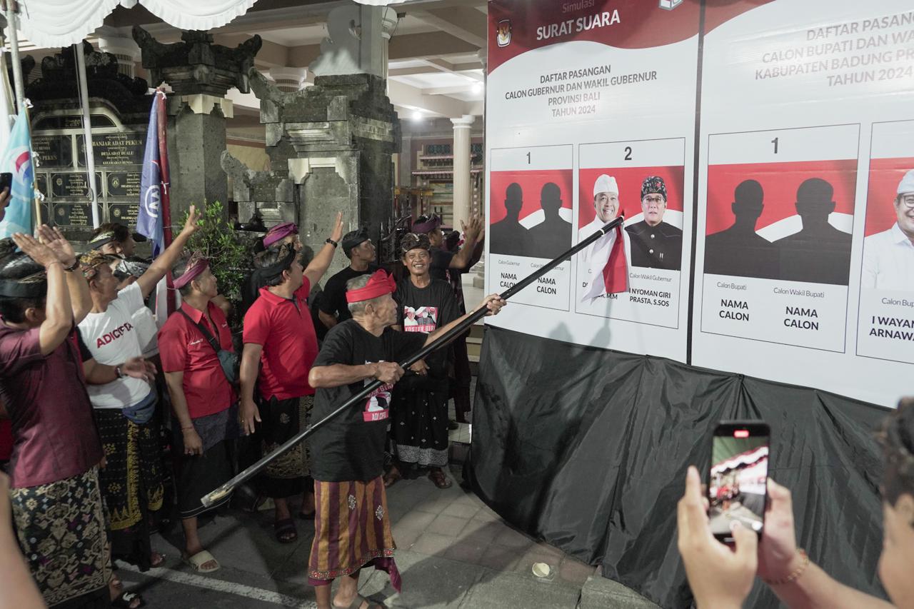 Sosialisasi coblos Calon Bupati dan Wabup Badung Adi Arnawa dan I Bagus Alit Sucipta dan Koster-Giri di Banjar Adat Peken, Desa Adat Bualu, Kelurahan Benoa, Kuta Selatan, Kamis (10/10/2024).