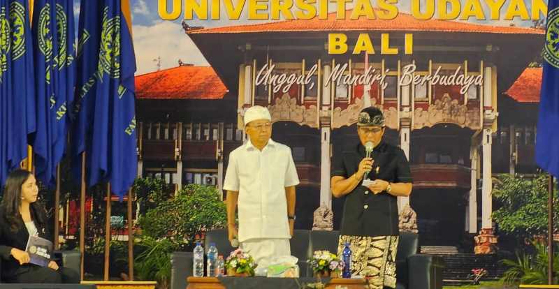 JAGA TAKSU BALI: Uji publik pasangan calon gubernur Bali dan wakil gubernur Bali nomor urut 02 Wayan Koster-I Nyoman Giri Prasta di Auditorium, Jimbaran. (Foto: Ni Kadek Novi Febriani/Radar Bali)