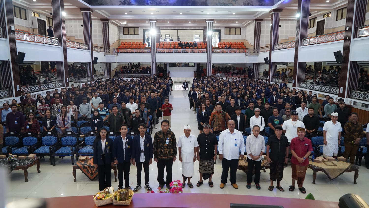 AKADEMISI: Paslon nomor urut 2 Koster - Giri Prasta saat uji publik di Universitas Udayana 11 Oktober 2024