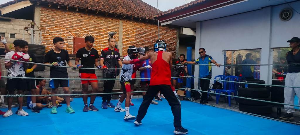 SPARRING: Suasana sparring drill di kediaman I Nengah Raka, Jembrana