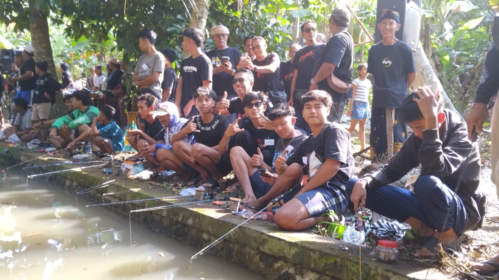Calon Bupati Tabanan I Nyoman Mulyadi membuka lomba mancing di Banjar Dinas Megati Kaja, Selemadeg Timur, Tabanan. (Juliadi/Radar Bali)