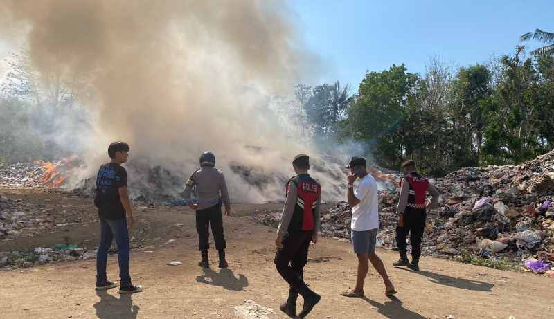 TERBAKAR LAGI : Kebakaran TPA Banjar Biaung, Desa Ped, Kecamatan Nusa Penida. ( Foto: Humas Polres Klungkung)