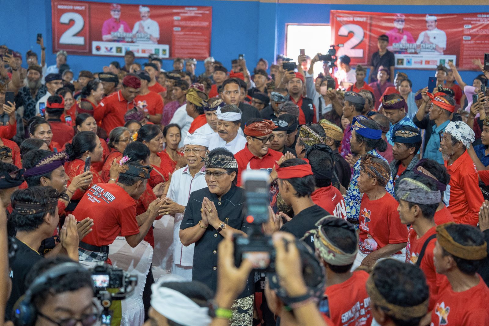 LUMBUNG SUARA: Paslon gubernur - Wagub Bali 2024 nomor urut 2 Koster - Giri saat kampanye di Tabanan, 12 Oktober 2024.