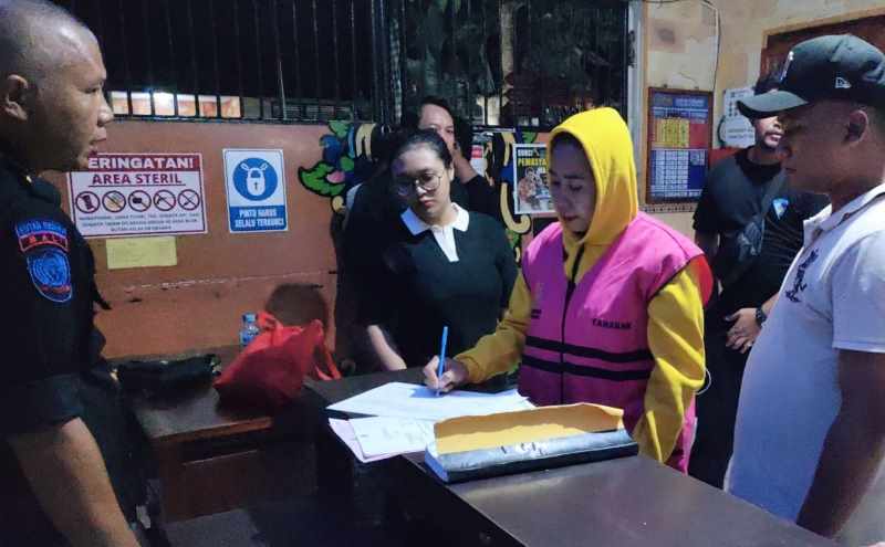 TERTANGKAP JUGA: Tersangka kasus korupsi LPD Desa Adat Yehembang Kauh, Gusti Ayu Kade Juliastuti (menggunakan rompi) saat dimasukkan ke dalam rutan kelas II B Negara. (Foto: Kejari Jembrana)