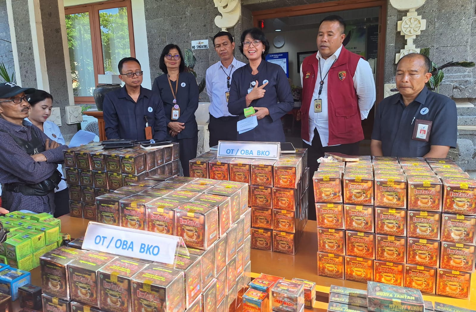 BERI KETERANGAN PERS: Kepala BBPOM di Denpasar I Gusti Ayu Adhi Aryapatni (3 dari kanan) dalam konferensi pers, Senin (14/10/2024) di kantor BBPOM Di Denpasar. (Ari Rismaya/Radar Bali)
