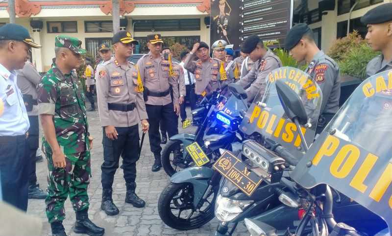 CEK PASUKAN : Suasana pengecekan personel dan prasarana operasi Zebra Agung yang dilakukan oleh Kapolres Tabanan bersama jajarannya. (foto: juliadi/radar bali)