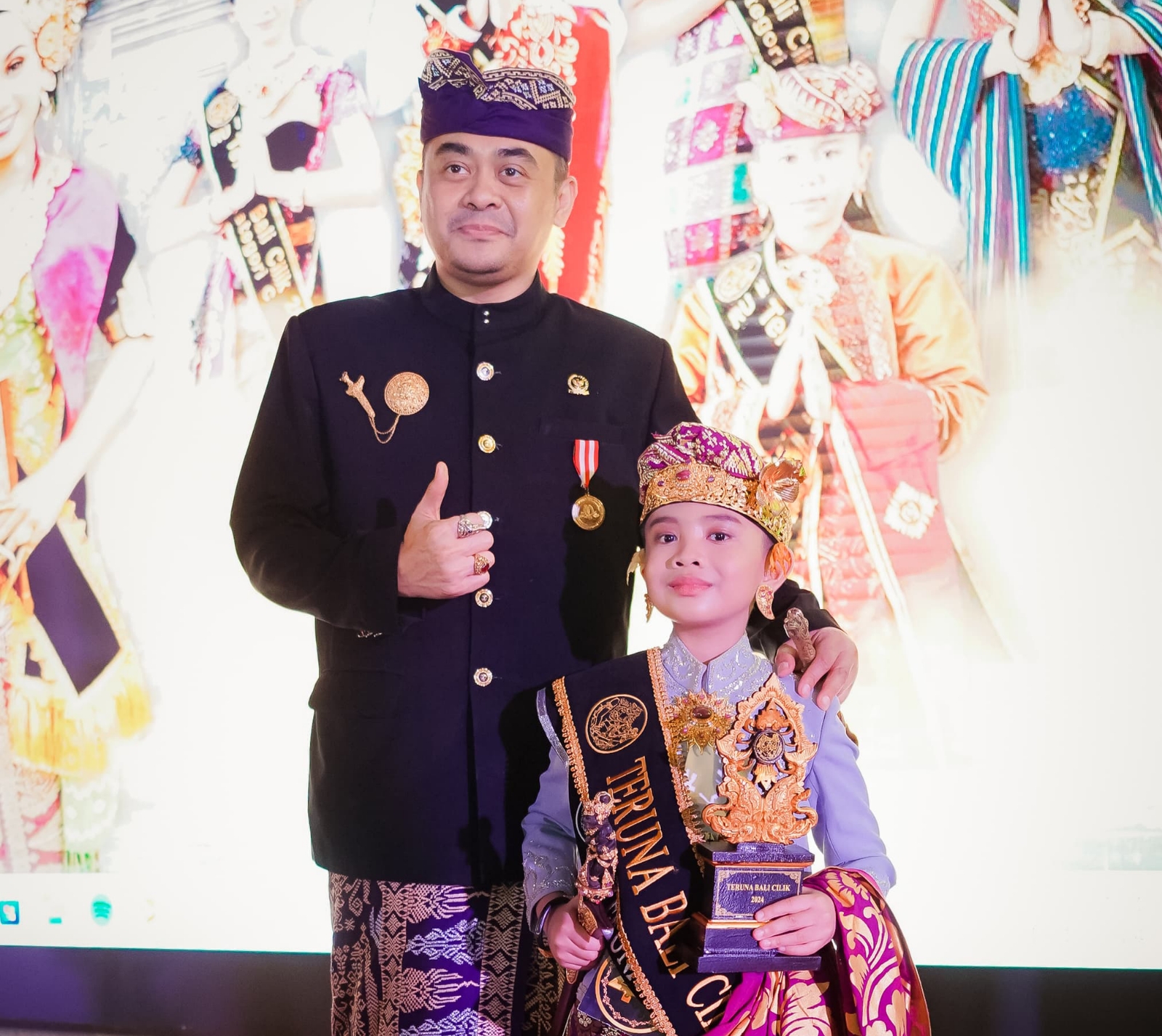 WINNER: Gung Bagus bersama anggota DPD RI Arya Wedakarna dinobatkan sebagai Teruna Cilik Provinsi Bali 2024 pada Minggu (13/10) di panggung amphitheater Living World, Denpasar. (LMA untuk Radar Bali)