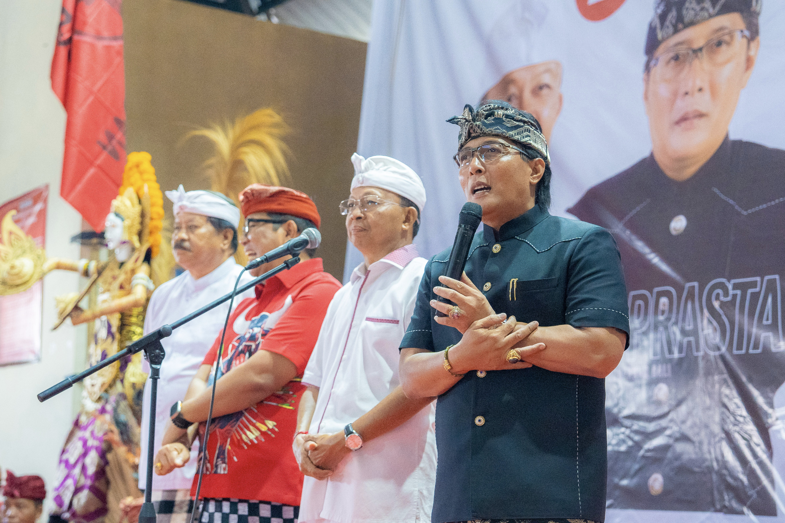 PUSAT OLAHRAGA: Paslon Gubernur Wakil Gubernur nomor urut 2 Koster Giri saat kampanye di Bangli