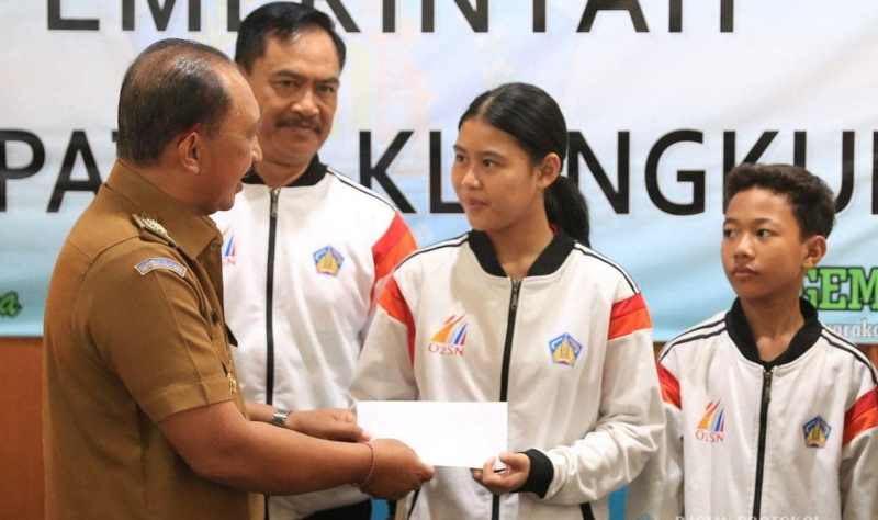 MEMBANGGAKAN : Anak Agung Istri Purnama Utari Dewi dan I Gede Arya Wiguna bertemu PJ. Bupati Klungkung, I Nyoman Jendrika. (Foto: Humas Pemkab Klungkung)