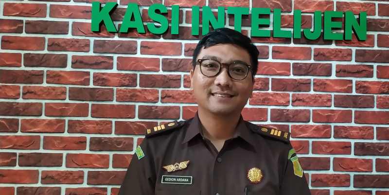 JELASKAN PEMERIKSAAN KASUS : Kasi Intel Kejari Jembrana Gedion Ardana Reswari,   selaku Humas Kejari Kejari Jembrana, Senin (14/10/2024). (m.basir/radar bali)