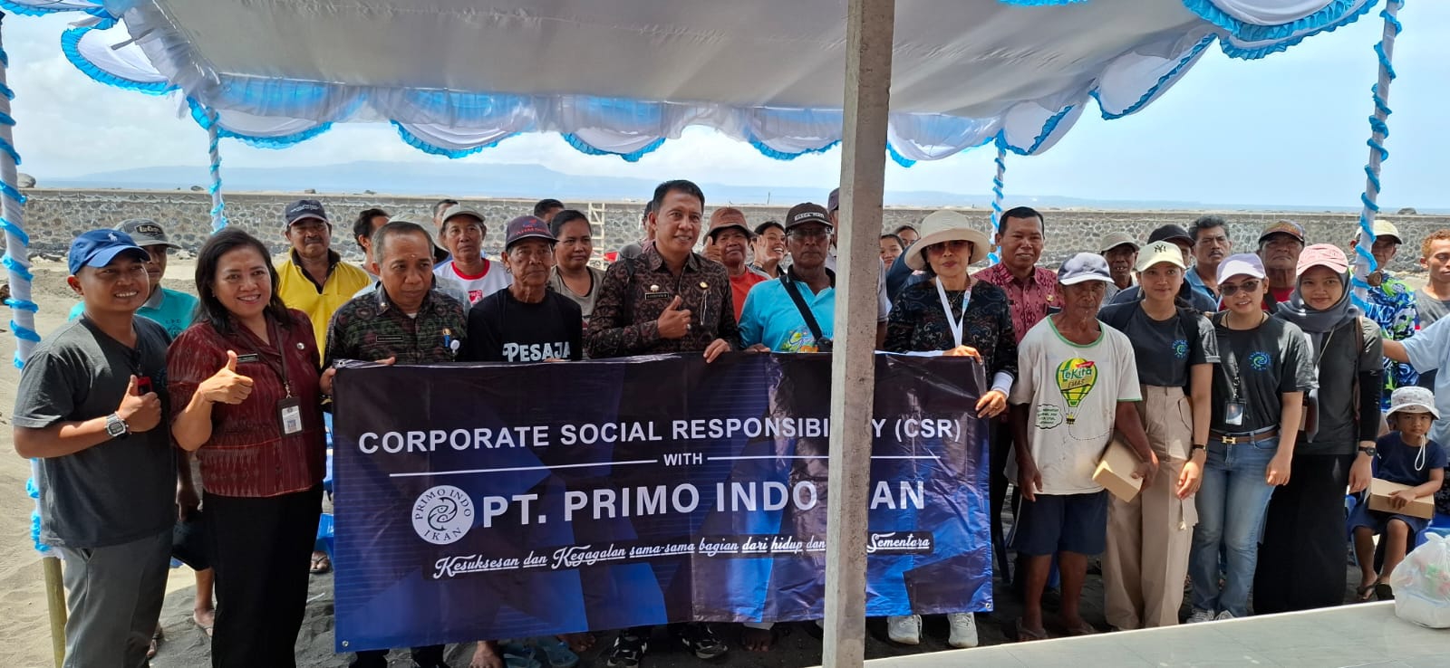 CSR: PT. Primo Indo Ikan beri paket sembako kepada petani garam tradisional di desa Kusamba dan Pesinggahan, Dawan di Pantai Karangdadi, Desa Kusamba, Selasa (15/10/2024). (Ayu Pitri/Radar Bali)
