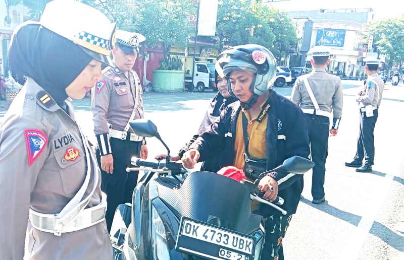 GELAR RAZIA : Polres Buleleng gelar Operasi Zebra Agung 2024 yang tujuannya meningkatkan kembali ketaatan masyarakat Bali utara dalam berkendara. (francelino junior/radar bali)