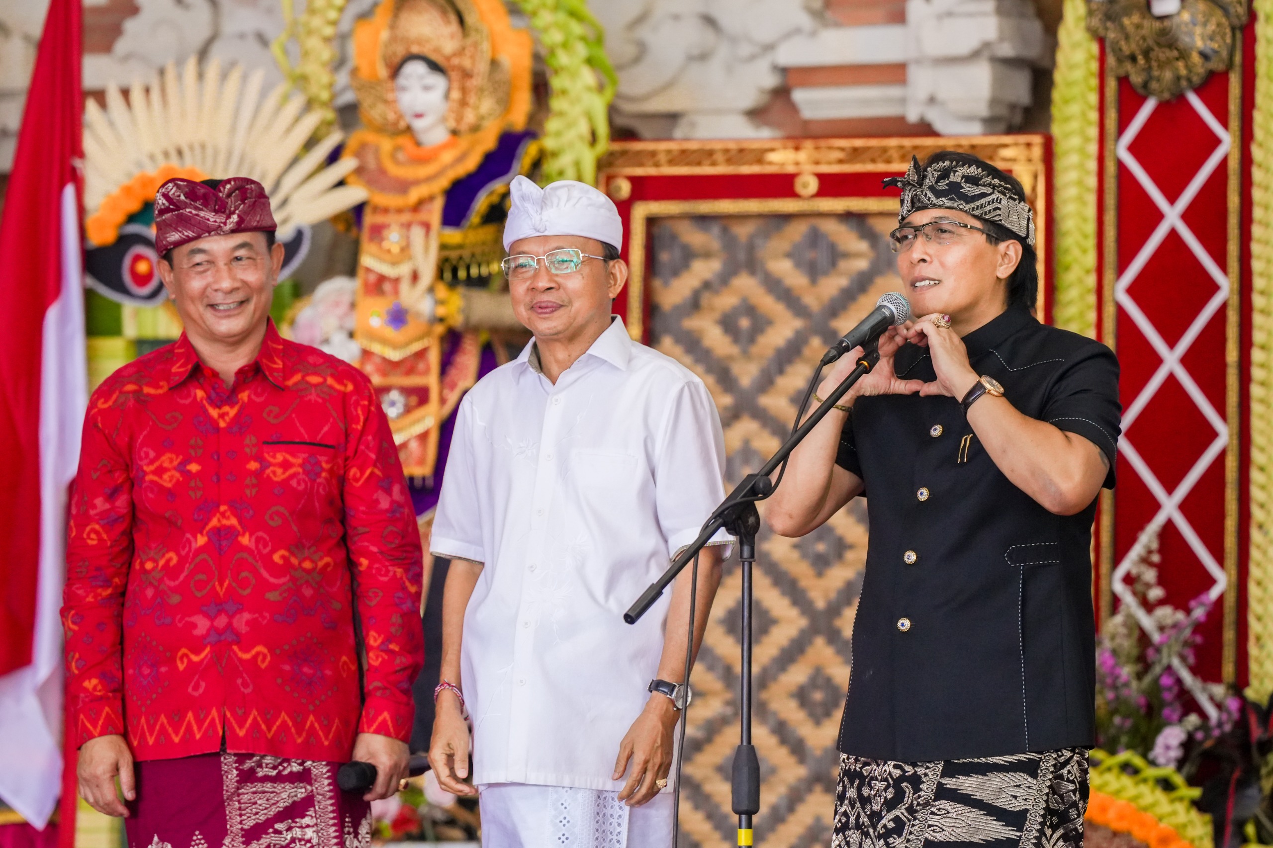 TATAP KEMENANGAN: Kandidat Gubernur Bali Wayan Koster (tengah) bersama calon Wabup Giri Prasta dan cabup Karangasem, I Gede Dana.
