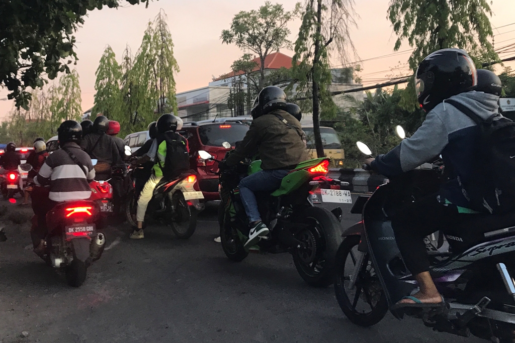 MACET: Padanya lalu lintas di kawasan jalan bypass Ngurah Rai, Sanur, Denpasar
