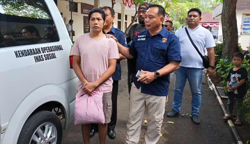 TAK LAYAK DIPROSES HUKUM: Agus Wanto (tengah) didampingi Kasatreskrim Polres Jembrana AKP Si Ketut Arya Pinatih, saat akan diantar ke RSJ Bangli. (foto: m.basir/radar bali)