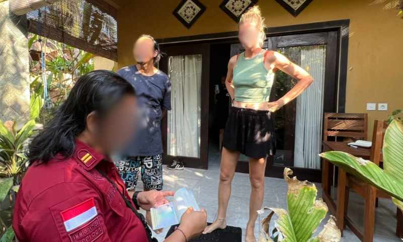 TERJARING RAZIA : Petugas Imigrasi Singaraja Tengah memeriksa dokumen WNA dalam Operasi Jagratara selama tiga hari dan menangkap empat orang WNA. (Foto: Imigrasi Singaraja untuk Radar Bali)