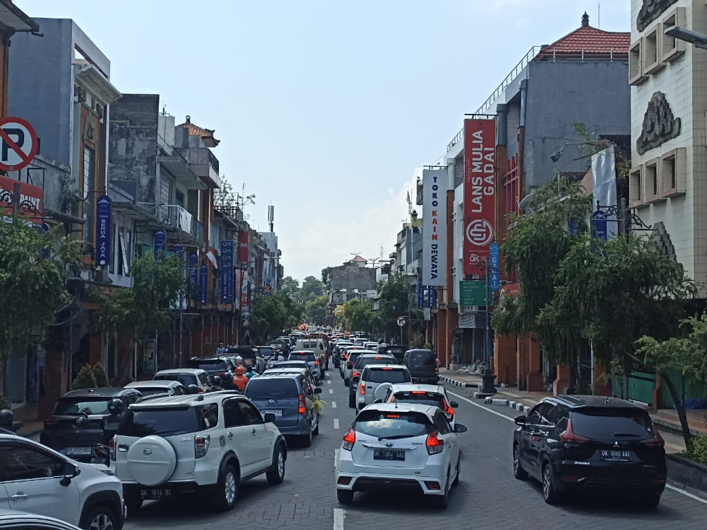 BANGUNAN TUA: Kawasan Heritage Jalan Gajah Mada, Denpasar terdapat  deretan bangunan-bangunan tua yang difungsikan sebagai toko.