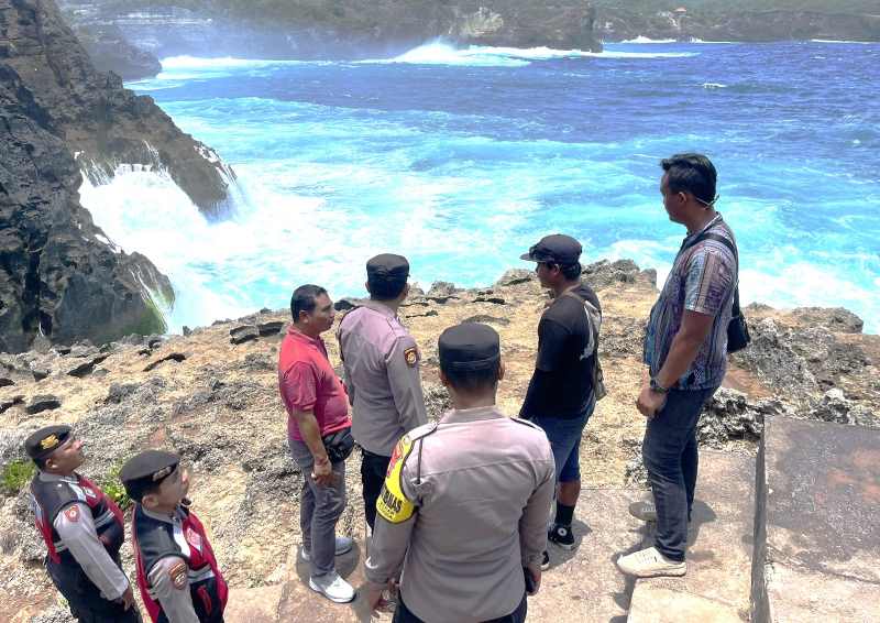DALAM PENCARIAN : Petugas bersama warga di kawasan lokasi kejadian Nliesh Mukhi jatuh. (Foto: Humas Polres Klungkung)