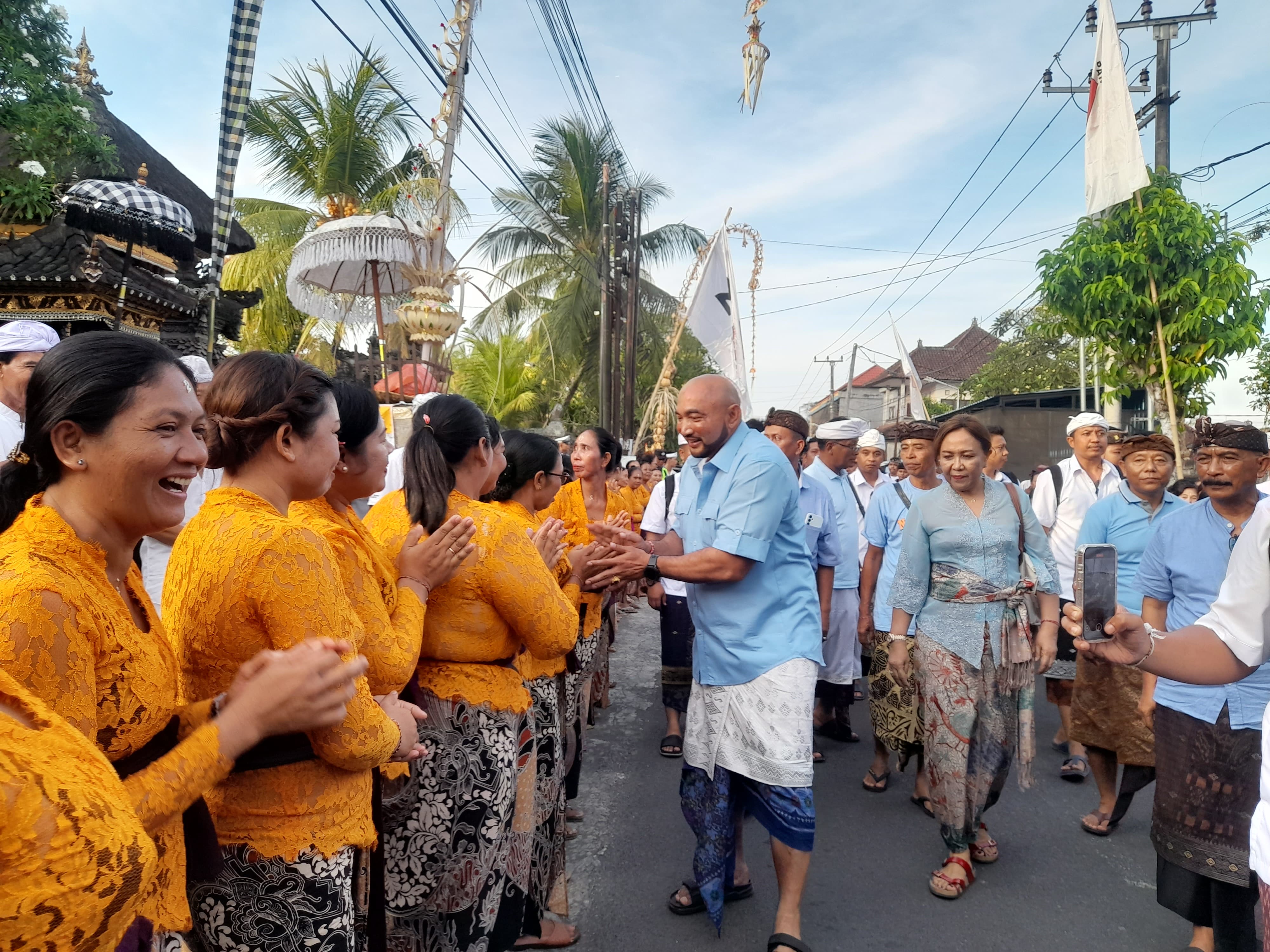 SEJAHTERAKAN: Cagub Bali nomor urut 1 Made Muliawan Arya (De Gadjah)  bertemu masyarakat di Banjar Gaduh, Desa Kaba Kaba, Kecamatan Kediri, Kabupaten Tabanan, Selasa (15/10) sore