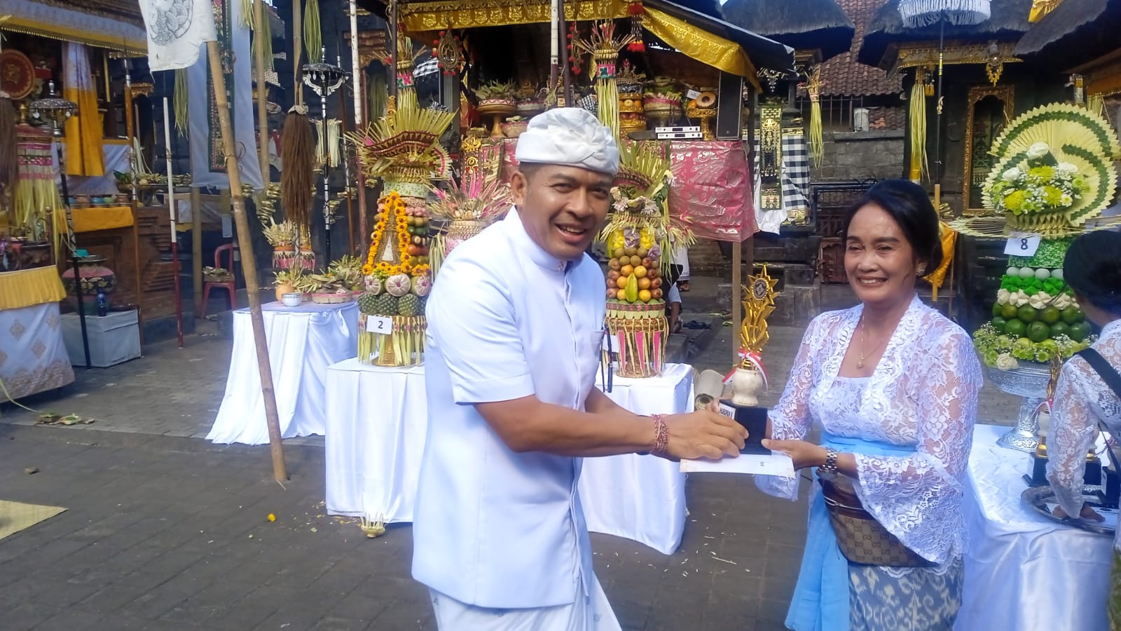 Ketua Pengelingsir Pengemong Pura Dalem Pauman, Gede Ngurah Ambara Putra yang juga Calon Wali Kota Denpasar dari Paket ABDI serahkan piagam juara pada lomba gebogan di Pura Dalem Pauman (17/10/2024).