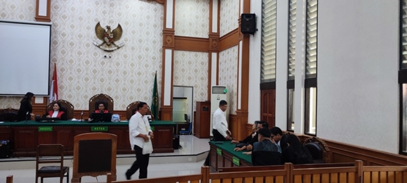 PUTUSAN: Eks Ketua Yayasan Dhyana Pura (jalan kiri) dan eks bendahara menjalani sidang putusan di PN Denpasar, Kamis (1/10/2024)