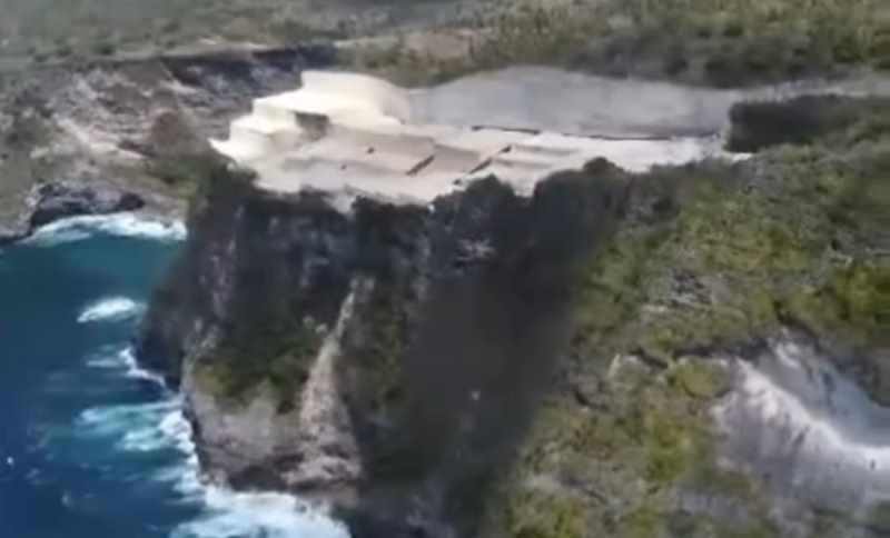 JADI SOROTAN : Pengerukan tebing di Dusun Pelilit, Desa Pejukutan, Nusa Penida. (foto: istimewa/dok.radar bali)