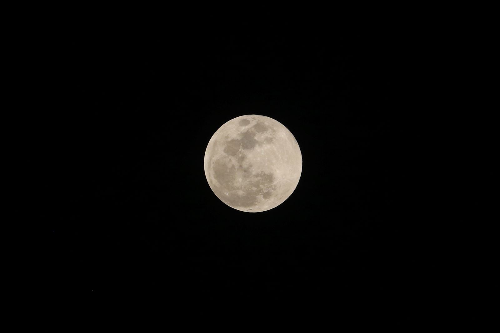 BULAN PEMBURU: Penampakan fenomena bulan purnama yang disebut Hunter