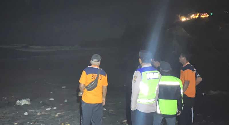 TERUS DICARI : Pencarian WNA Craig Stewart yang hilang tenggelam di Pantai Balian, Selemadeg Barat Tabanan. (Foto Polsek Selamdeg Barat Untuk Radar Bali)