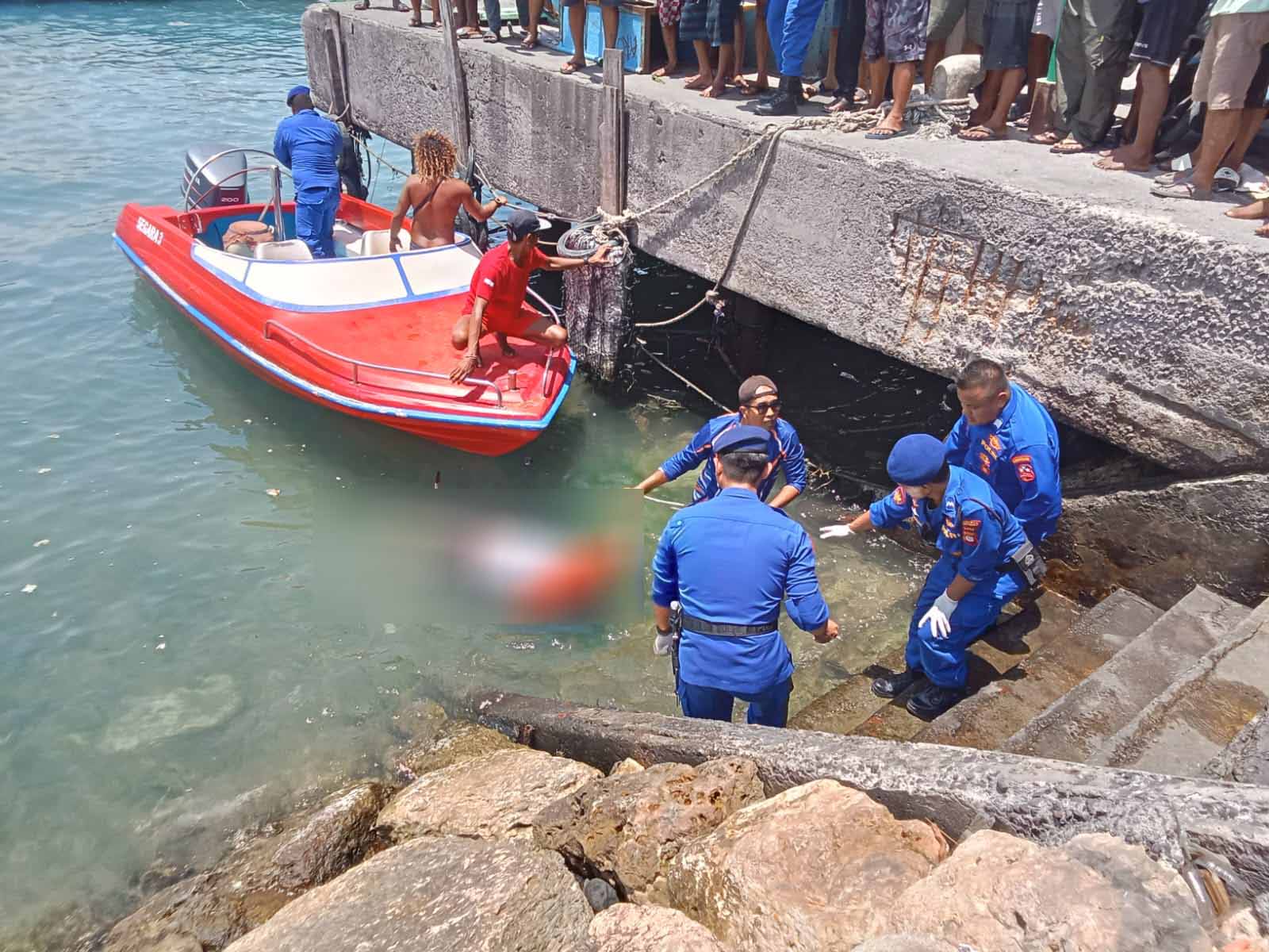 TERSERET JAUH : Evakuasi jenazah Nilesh Mukhi usai ditemukan di Pantai Nusa Dua, seusai terjatuh dari tebing di Nusa Penida. (Istimewa)