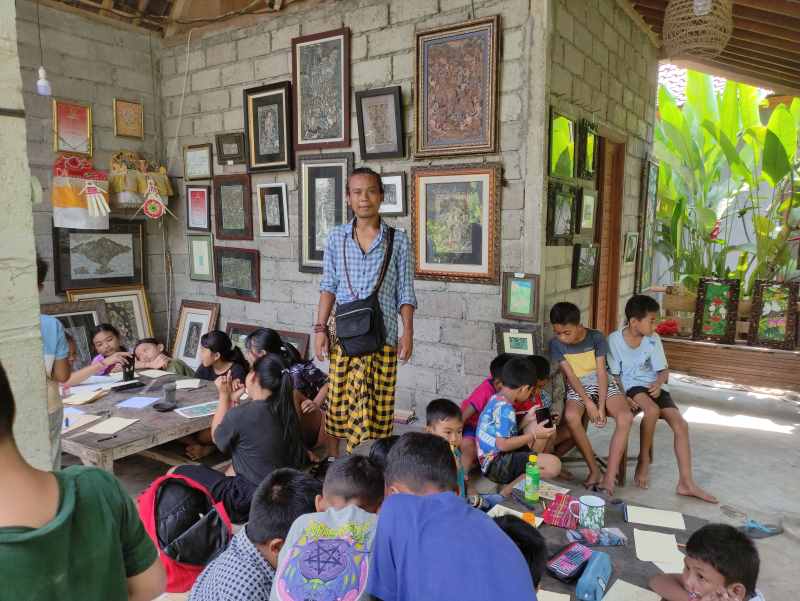 BERKESENIAN : Anak-anak komunitas sedang asik belajar melukis dan menari. ( Foto: Marsellus Nabunome/Radar Bali)