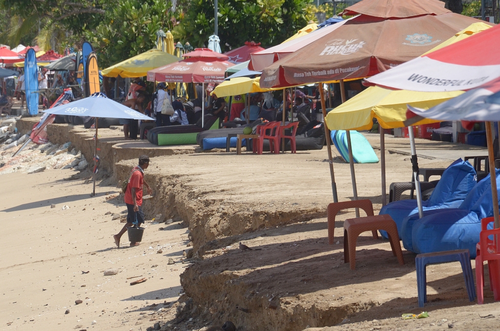 ABRASI: Bibir Pantai Kuta makin terkikis karena abrasi yang semakin parah.