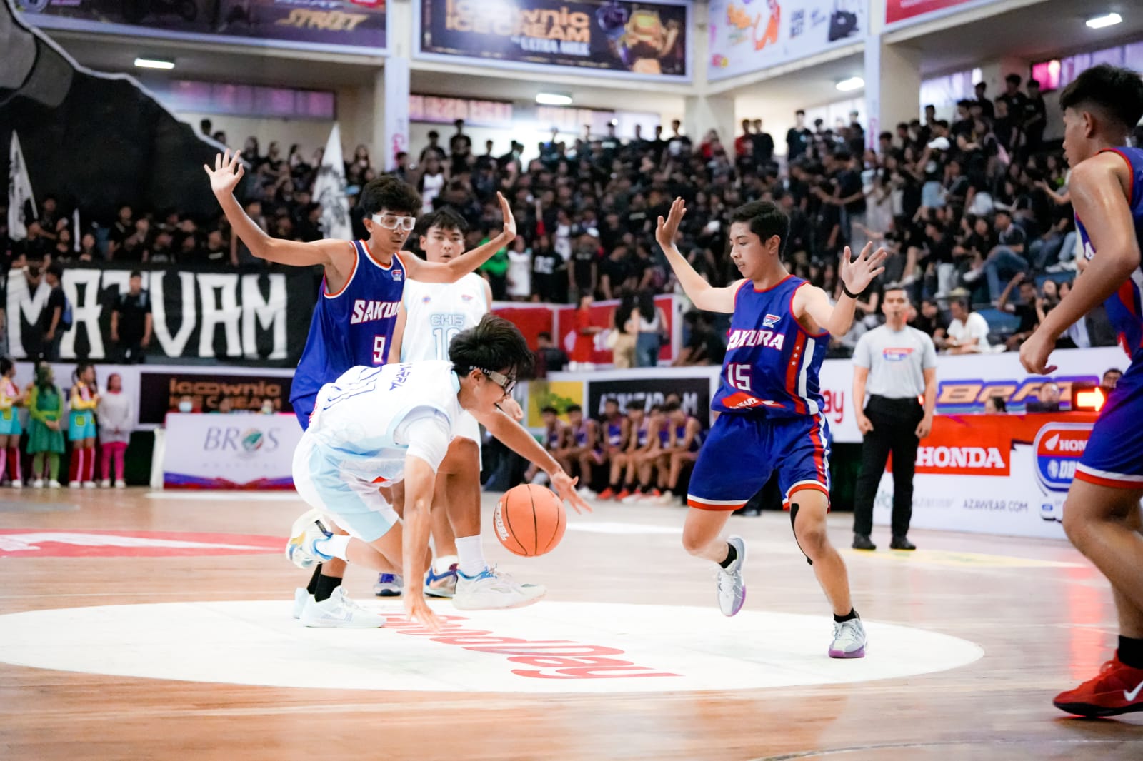 Pemain CHIS (putih) dihadang pemain Sakura di GOR Ngurah Rai, Denpasar, Minggu (20/10/2024).