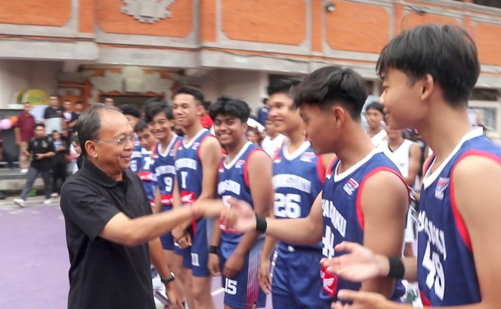MENYAPA: Gubernur Bali periode 2018-2023 Wayan Koster menyalami tim pemain basket di Opening Party DBL Bali Series 2024 di GOR Ngurah Rai Denpasar, 18 Oktober 2024 petang